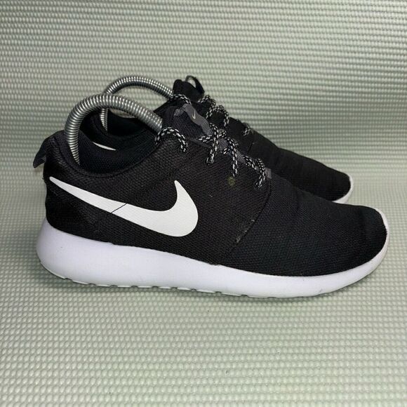 Nike Roshe One Athletic Running Shoes Women’s Size 8 844994-002 Black White - Picture 1 of 9